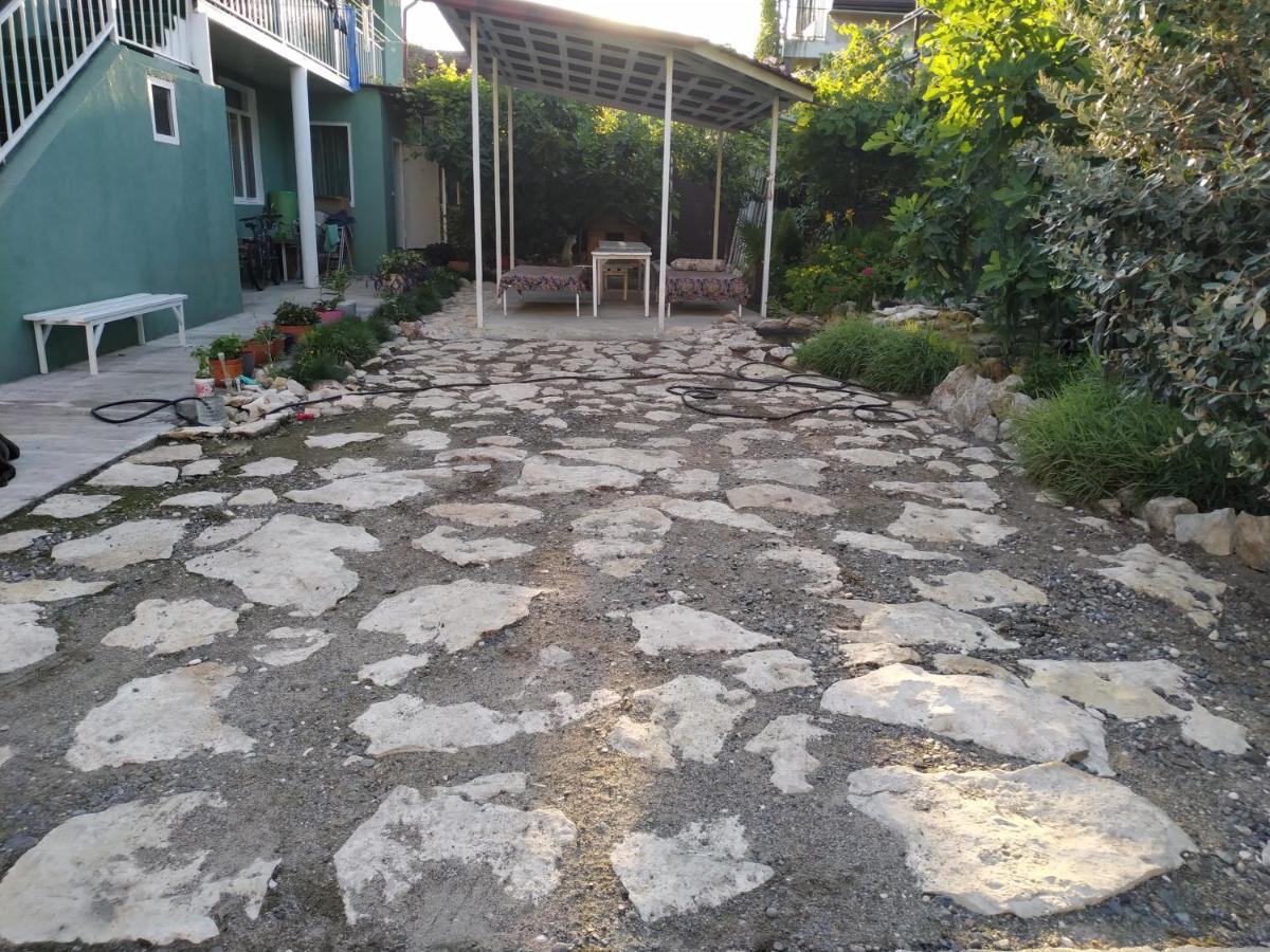 Guest House On Shakirbay 11 Sukhumi Ngoại thất bức ảnh