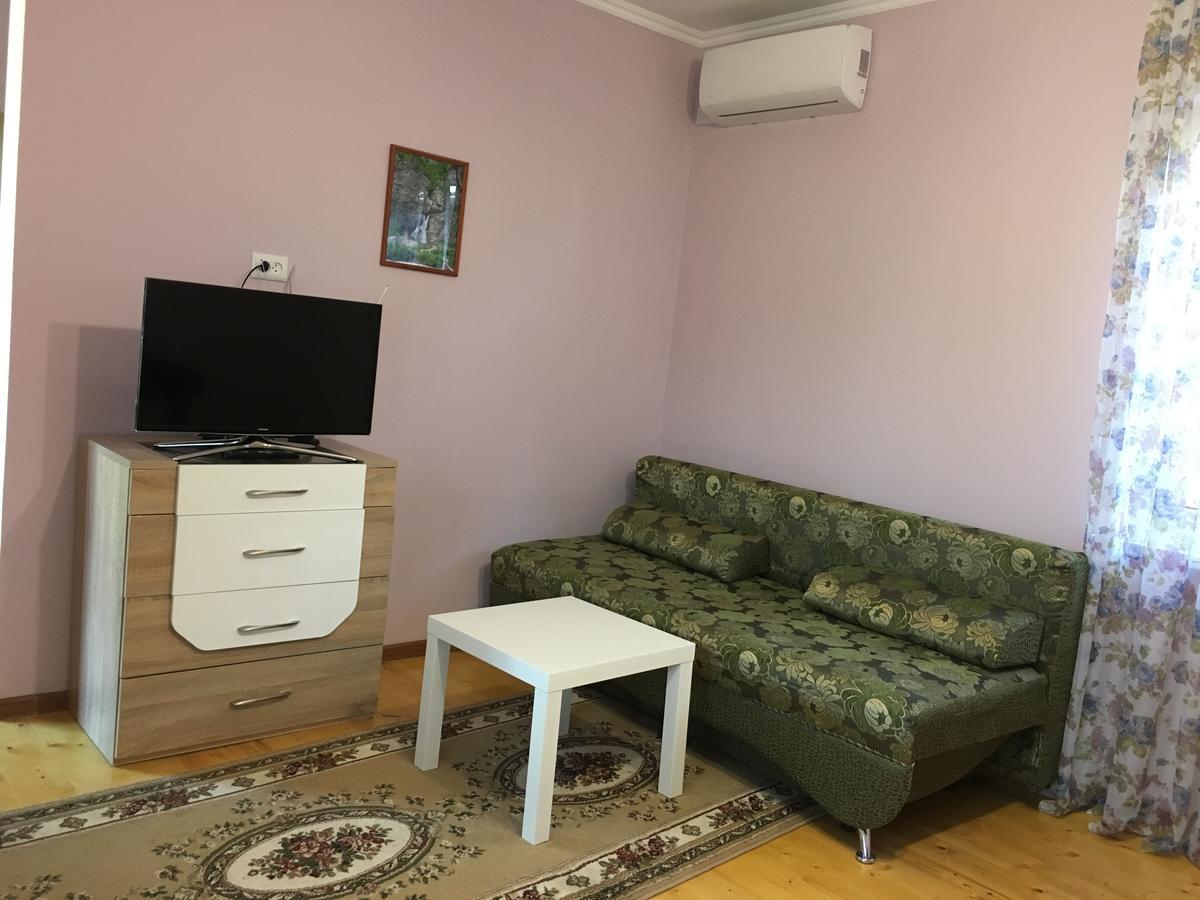 Guest House On Shakirbay 11 Sukhumi Ngoại thất bức ảnh