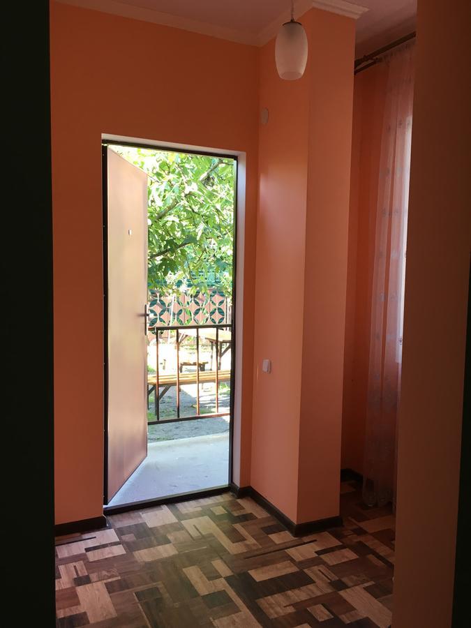 Guest House On Shakirbay 11 Sukhumi Ngoại thất bức ảnh
